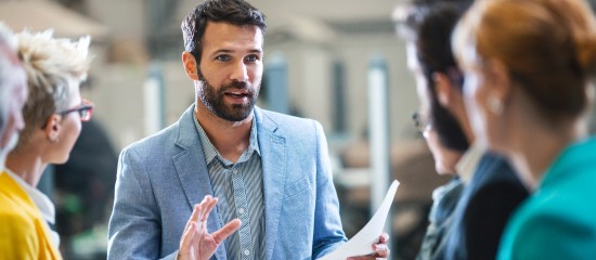 Quand un directeur commercial peut-il être considéré comme un dirigeant de fait ?